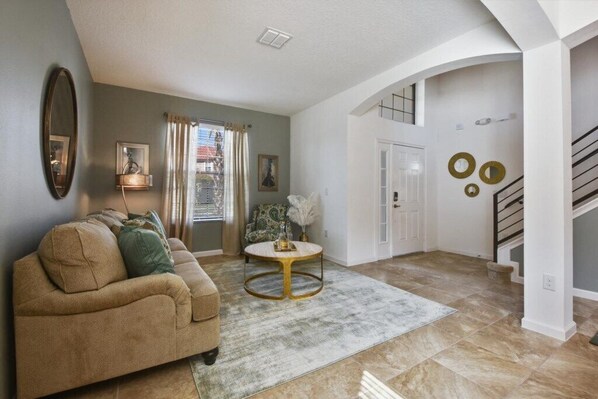 Maison, plusieurs lits, piscine privée, vue piscine | Salle de séjour | Télévision