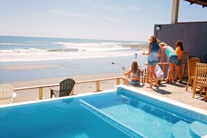 A poolside area with a view of the beach and ocean. - Ast Surf Hotel (La Libertad)