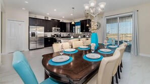 Casa, varias camas, alberca privada, vista a la alberca | Cocina privada | Refrigerador, microondas, parrilla de estufa y lavavajillas 