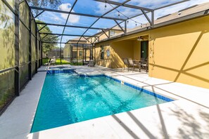 Una piscina al aire libre