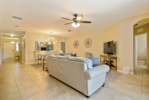 独立别墅, 多张床, 私人游泳池, 泳池景观 | 客厅 | 电视