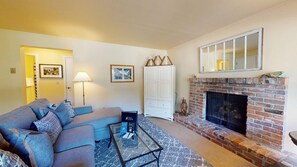 TV, fireplace