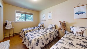 2 bedrooms, iron/ironing board, free WiFi, bed sheets - Wanderer Way Home - Cozy Alpine Gem, Minutes From Downtown & Pet Friendly (Ketchum)