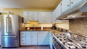 Fridge, microwave, oven, stovetop - Wanderer Way Home - Cozy Alpine Gem, Minutes From Downtown & Pet Friendly (Ketchum)