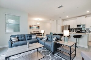 Hus, flere senger, privat basseng, bassengutsikt | Oppholdsrom | TV