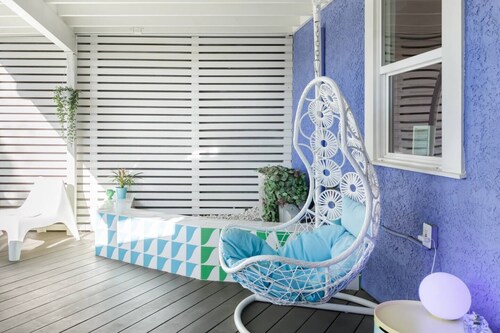 Fun Pop-Art Pad in Silver Lake, Huge Balcony with Park View