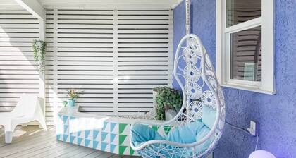 Fun Pop-Art Pad in Silver Lake, Huge Balcony with Park View