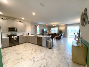 Fridge, microwave, stovetop, dishwasher