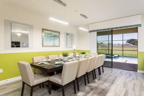 Casa, varias camas, alberca privada, vista a la alberca | Cocina privada | Refrigerador, microondas, parrilla de estufa y lavavajillas