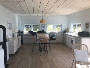 Fridge, microwave, oven, stovetop - Chalet Terrasse à Flanc de Colline Avec vue mer Exceptionnelle (Bretteville)