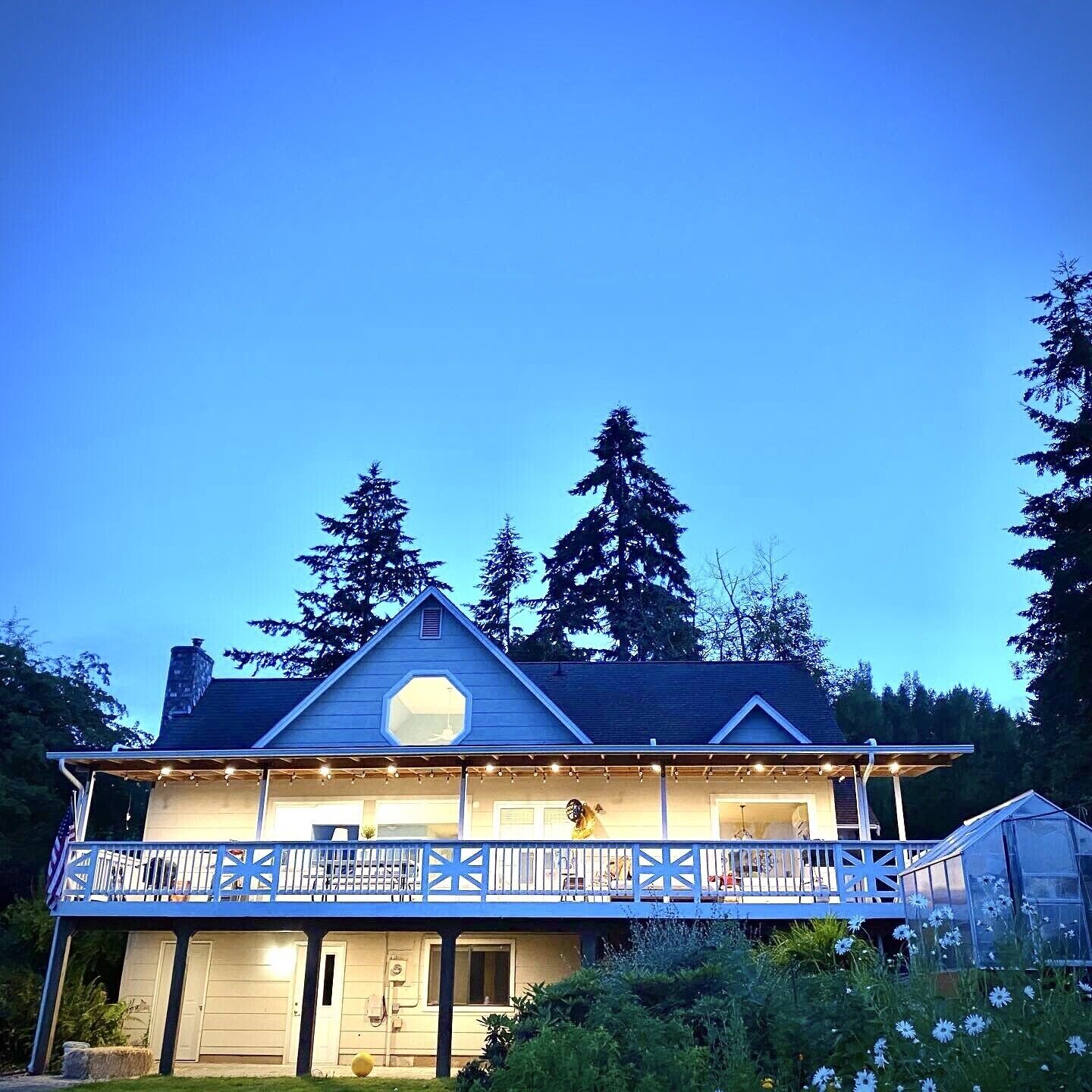 Stunning Home, Sound View, Sauna and Covered Deck