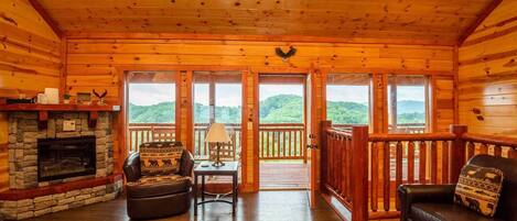 Smart-tv, een open haard, videospelletjes en een dvd-speler