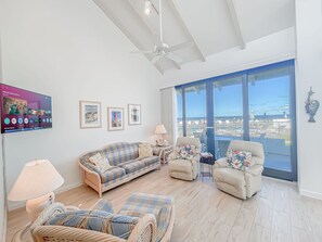 テレビ、DVD プレーヤー