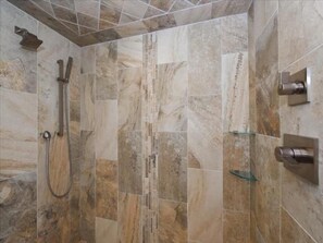 Ensemble douche/baignoire, sèche-cheveux, serviettes fournies