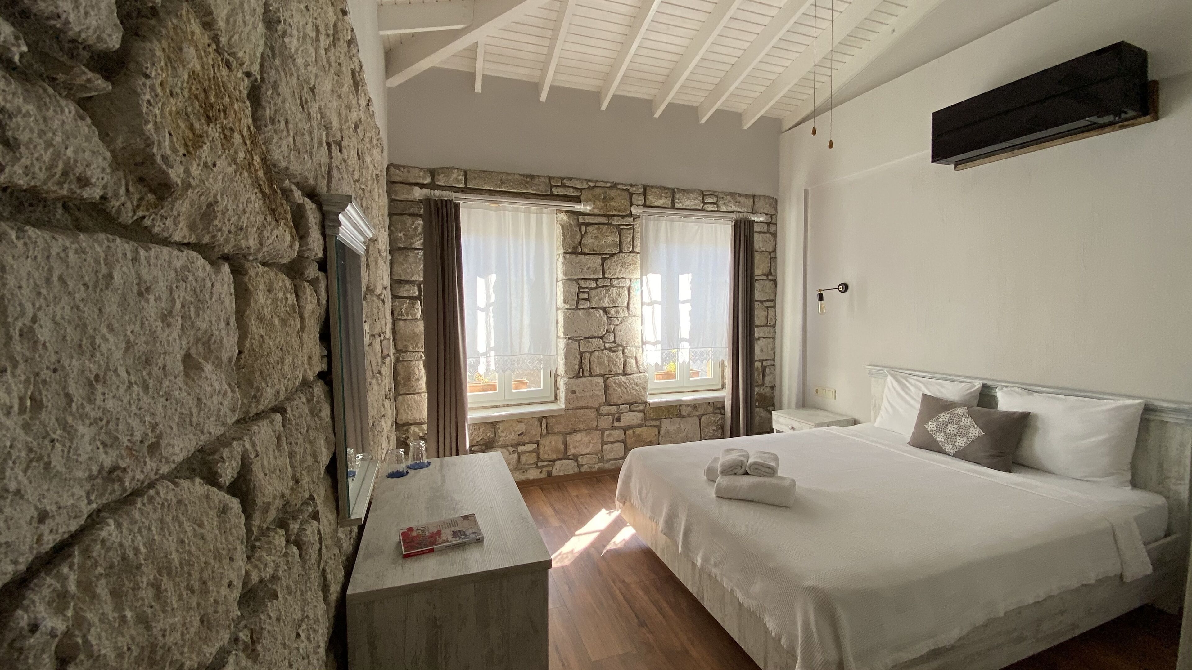 Quarto triplo luxo | Frigobar, cofres nos quartos, individualmente decorados