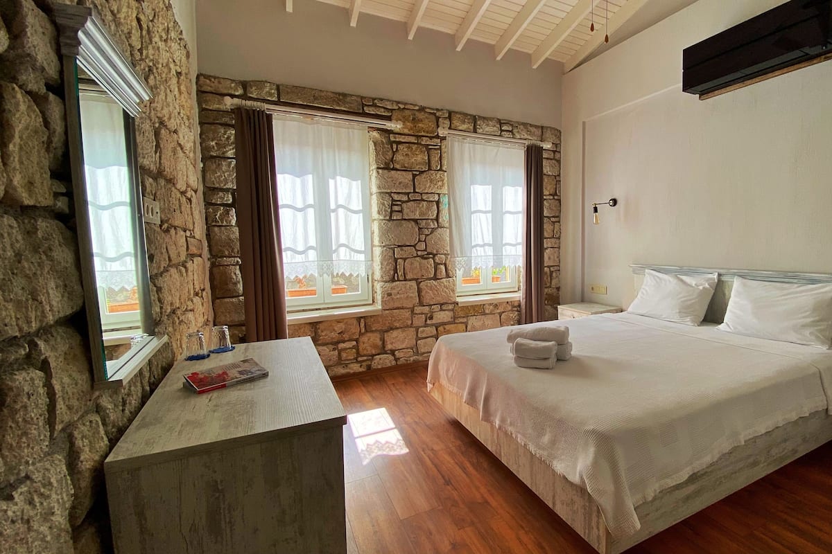 Deluxe Triple Room | Minibar, in-room safe, individually decorated, individually furnished
