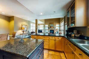 Condo (8166_Silver_Mill) | Private kitchen