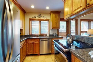 Condo (Vail_Lion_Square_652S) | Private kitchen | Oven, dining tables