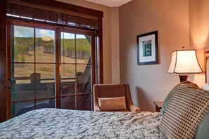 Condo (Breck_Crystal_Peak_7403) | 2 bedrooms, free WiFi - Ski in, Ski out 2 Bedroom Mountain Condo at the Base of Peak 7 with Quick Access to Historic Downtown Breckenridge (Breckenridge)
