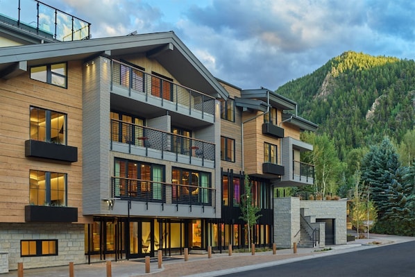 Condo (Aspen_Sky_Residence_3) | Exterior
