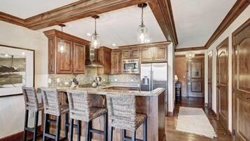 Condo (Vail_Ritz-Carlton_3Bed_MtnView) | Bếp riêng | Bàn ăn