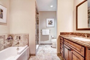 Lägenhet (Vail_Ritz-Carlton_3Bed_MtnView) | Badrum | Golvvärme