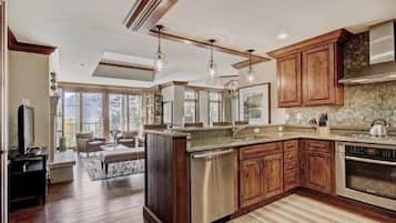 Condo (Vail_Ritz-Carlton_3Bed_MtnView) | Private kitchen | Dining tables