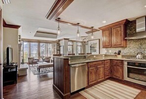 Condo (Vail_Ritz-Carlton_3Bed_MtnView) | Private kitchen