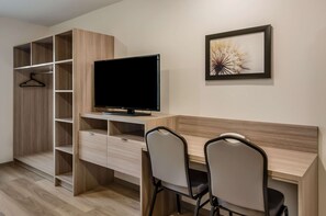 Bureau, espace de travail pour ordinateur portable, rideaux occultants