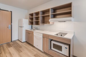 Geladeira grande, micro-ondas, cooktop, lava-louças