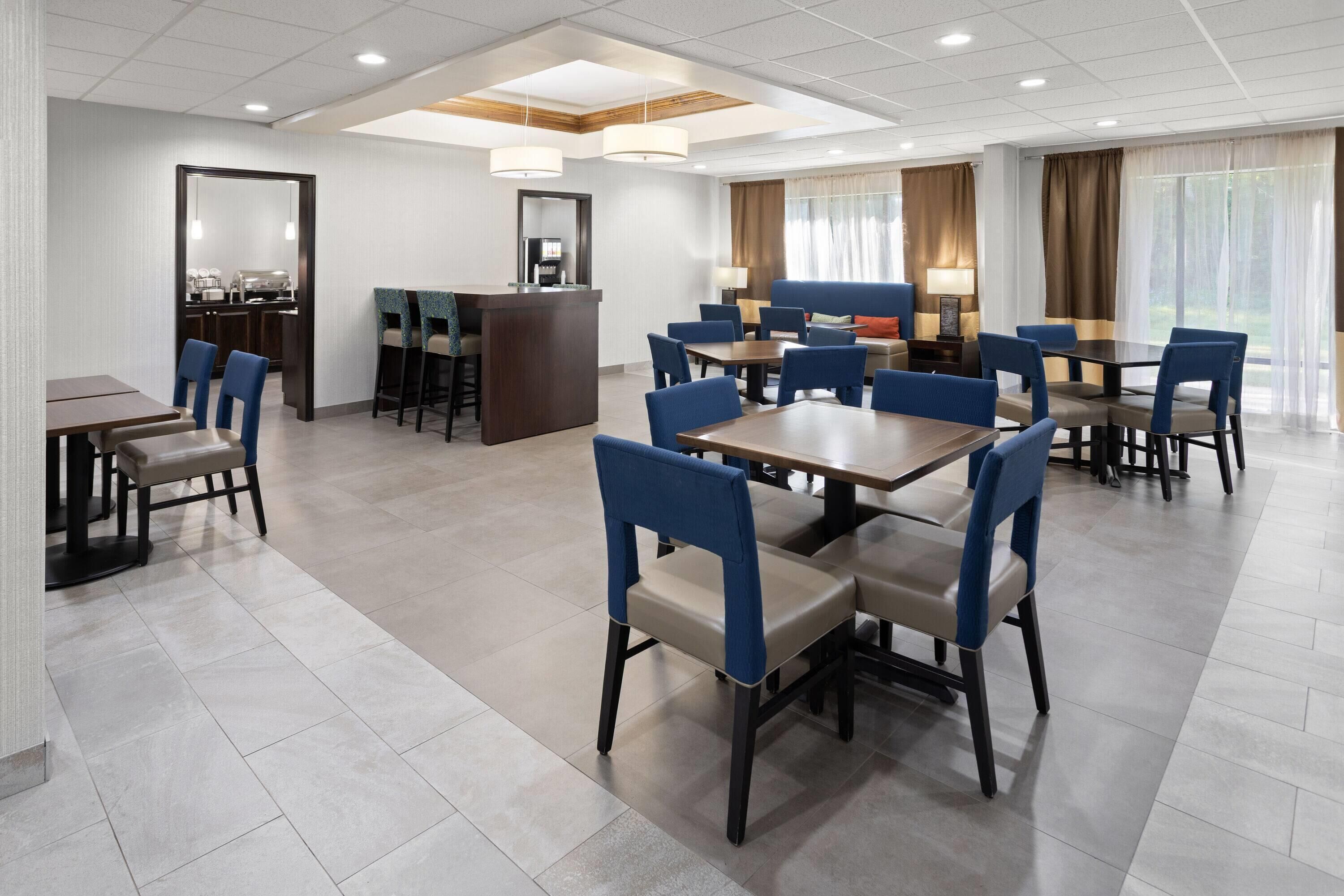 Café da manhã com buffet grátis todos os dias