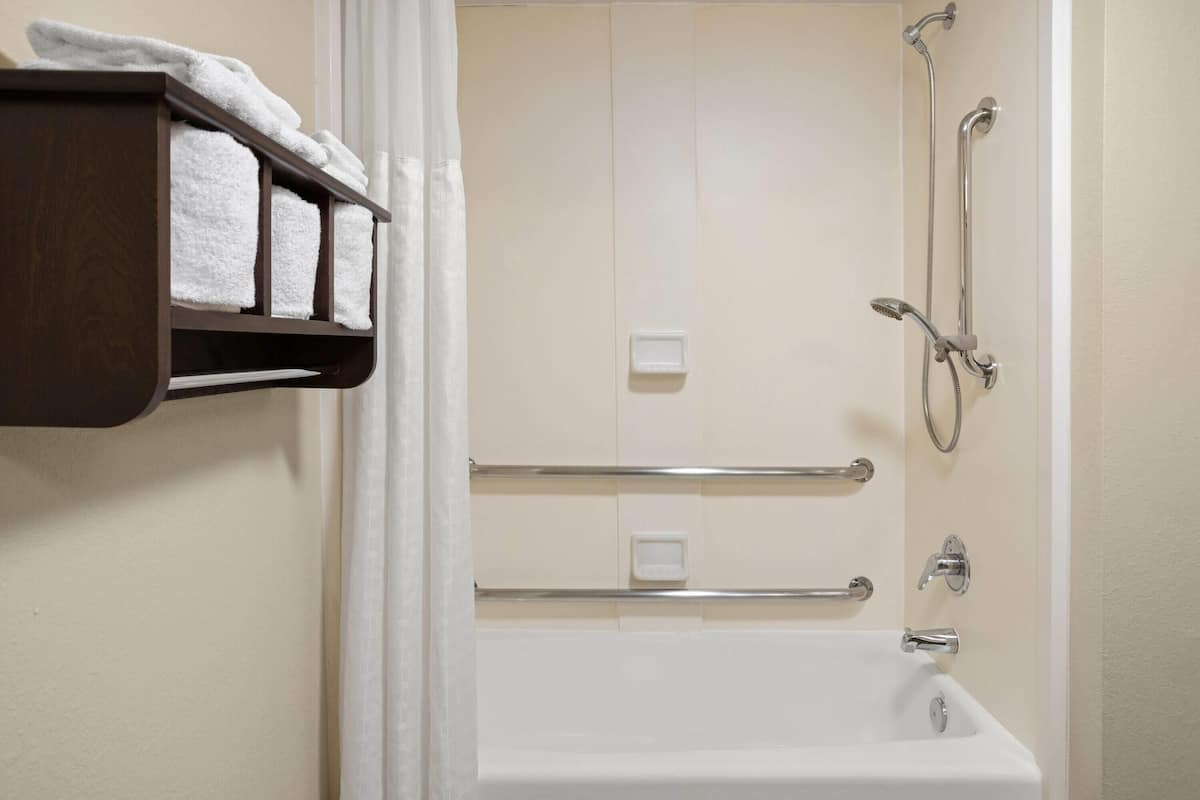 Room, 1 King Bed, Accessible, Non Smoking (Mobility/Hearing, Bathtub w/Grab Bars) | Accessible bathroom