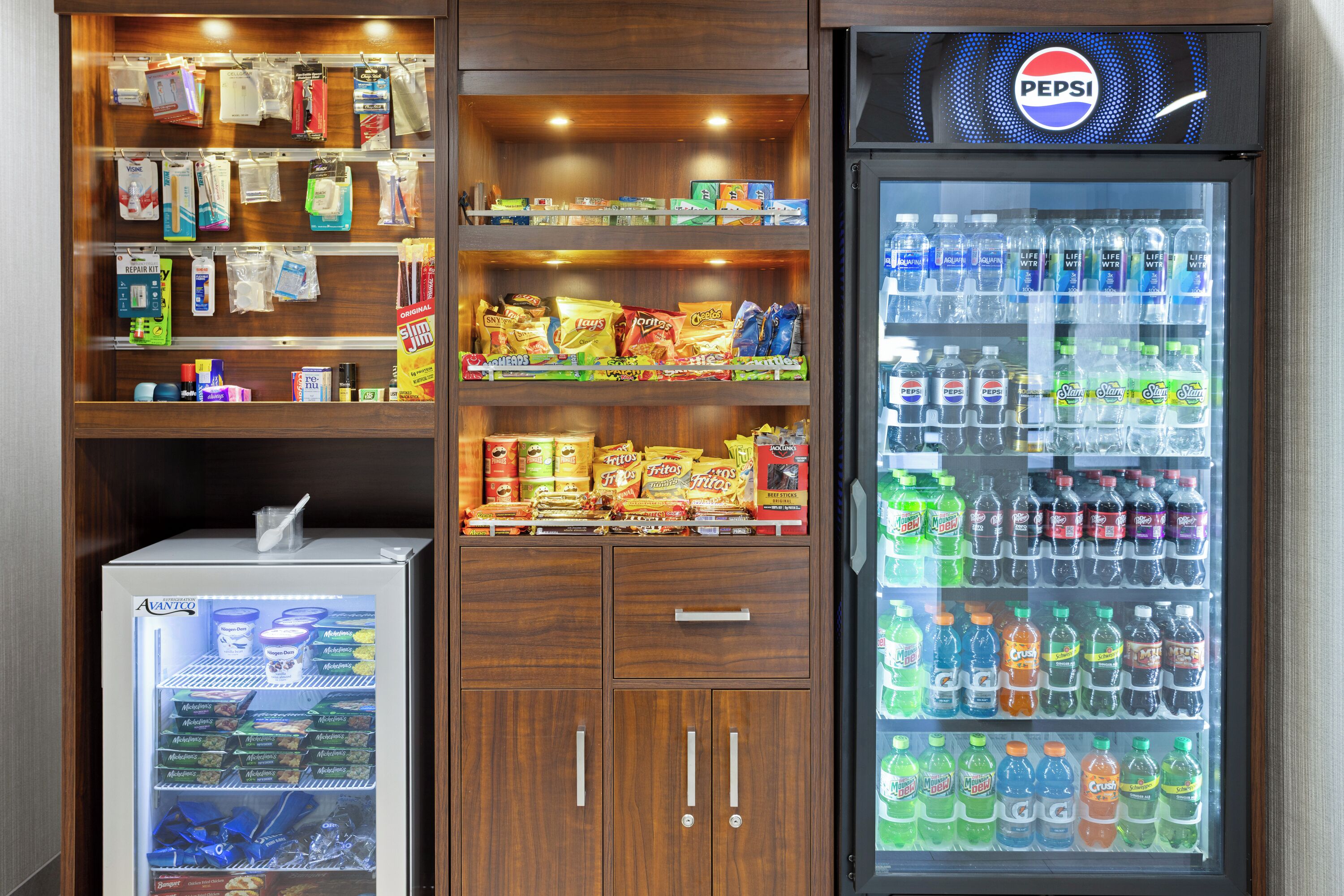Ein Getränkeautomat voller Snacks und Getränke, darunter Chips, Limonaden und Flaschenwasser.