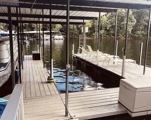 “Calm Water Cove” A Fun Family Lake Front Retreat