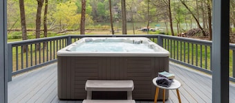 Lakehouse w Boat, SUPs, Kayaks, Hot tub, Firepit, Fireplace, Resort
