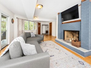 Smart TV, fireplace, DVD player