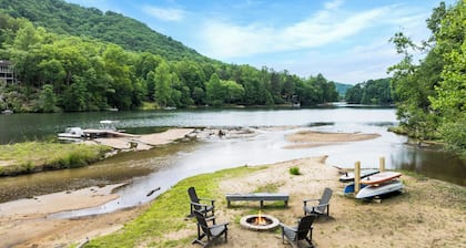 Lakehouse w Boat, SUPs, Kayaks, Hot tub, Firepit, Fireplace, Resort