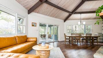 Smart TV, fireplace, DVD player