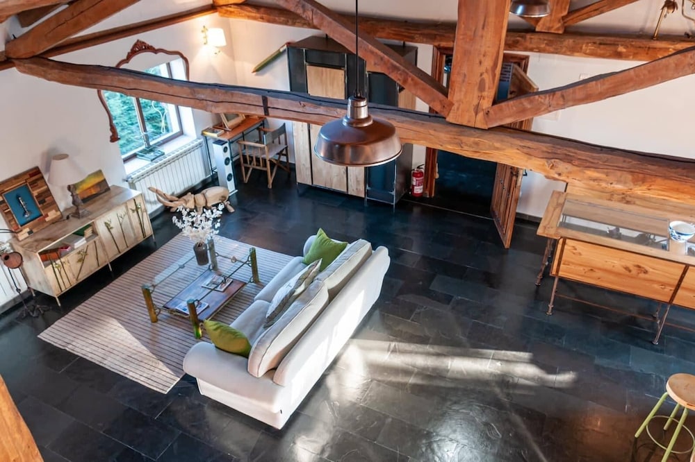 EXCLUSIVE APARTMENT WITH 3 DOUBLE ROOMS IN ARTISTIC BUILDING