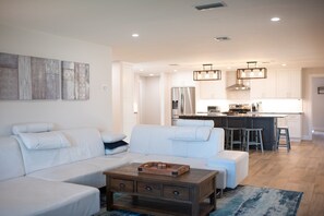 Smart TV, books, music library - Waterfront luxury 4 bed 4 bath with large heated pool & dock (Cape Coral)