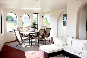 Dining - Waterfront luxury 4 bed 4 bath with large heated pool & dock (Cape Coral)