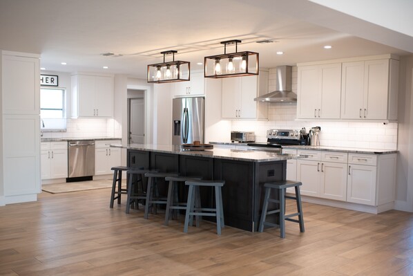 Fridge, microwave, oven, stovetop - Waterfront luxury 4 bed 4 bath with large heated pool & dock (Cape Coral)