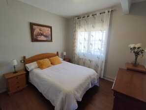 4 bedrooms, free WiFi, bed sheets, wheelchair access