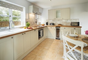 Fridge, microwave, oven, stovetop - Two bedroomed property situation in a beautiful secluded location with patio area overlooking fields (Wootton Wawen)