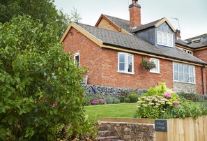 Exterior - Two bedroomed property situation in a beautiful secluded location with patio area overlooking fields (Wootton Wawen)