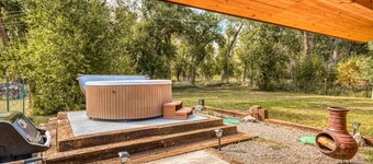 Peaceful dog-friendly cabin with river views, WiFi, loft, and fireplace