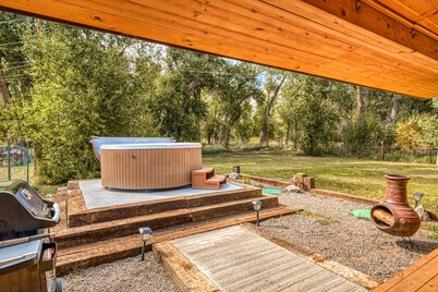Peaceful dog-friendly cabin with river views, WiFi, loft, and fireplace