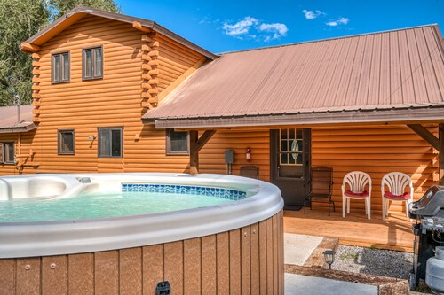 Peaceful dog-friendly cabin with river views, WiFi, loft, and fireplace