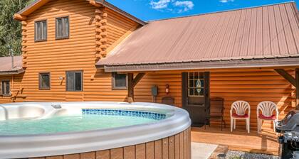 Peaceful dog-friendly cabin with river views, WiFi, loft, and fireplace