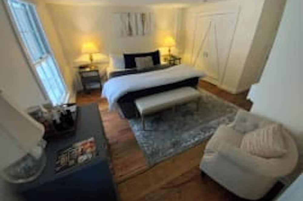 Deluxe King- 2nd floor in Historic Inn